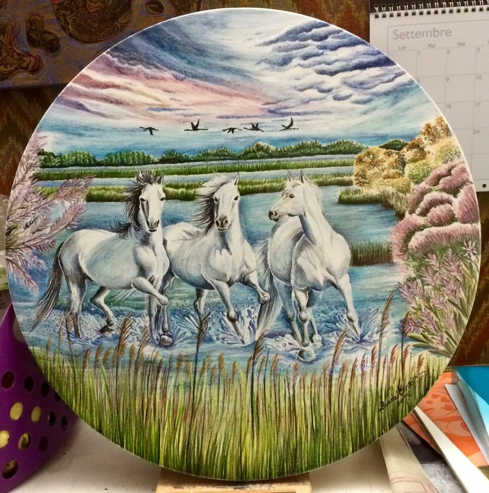 Maiolica Artistica, i cavalli di Camargue., di Cinzia Quadri, artista, pittrice, ceramista